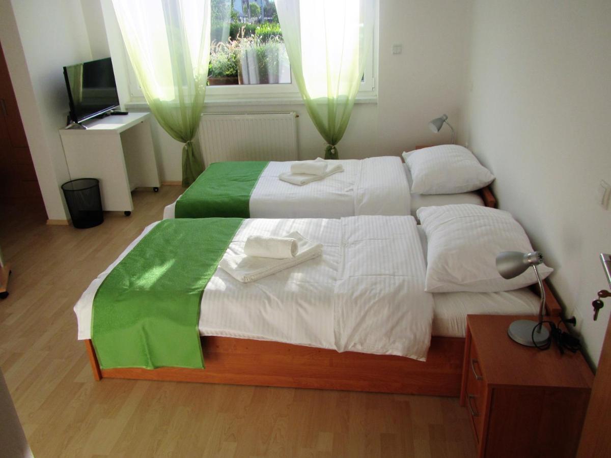 Bed and Breakfast Pod Orehi Postojna Exterior foto